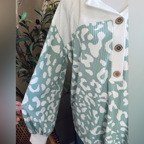 Macaron Leopard Print Ribbed Button Henley Top Large - Picture 3 of 7